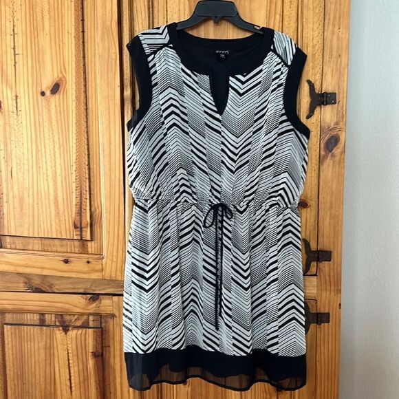 ****** 5 for $25 En Focus Fully Lined Black and White Dress - Picture 1 of 5